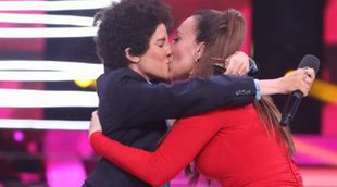 'Tu cara no me suena todavía': Mónica Naranjo se funde en un apasionado beso con Angy