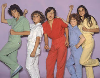 Francesco canta con un mono y el grupo Parch?s hace los coros.