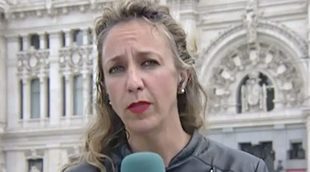 Una reportera de Informativos Telecinco abandona apresuradamente el directo por un problema en la garganta