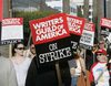 Crece la tensión por la posible huelga de guionistas estadounidenses que paralizaría series y programas