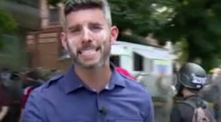 'El programa de Ana Rosa': Atacan a un reportero con gas lacrimógeno durante las protestas en Venezuela