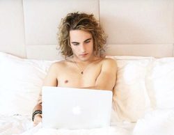Manel Navarro muestra su lado más sexy y tierno con su torso desnudo en una sugerente fotografía en sus redes