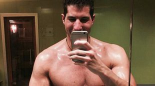 Julián Contreras Jr. revoluciona las redes sociales con un "selfie natural" en el que posa semidesnudo