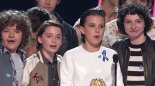 MTV Movie & TV Awards: El elenco de 'Por 13 razones' le entrega el premio a Mejor Serie a 'Stranger Things'