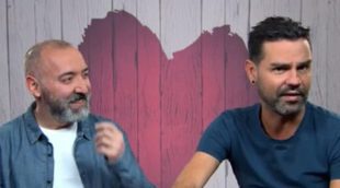 Un participante de 'First Dates' saluda a su cita directamente con un pico