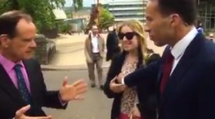 Un reportero de la BBC indigna a los espectadores por rozarle el pecho a una espontánea