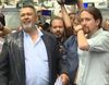 Las cámaras de televisión graban el "huevazo" de los taxistas que ha salpicado a Pablo Iglesias
