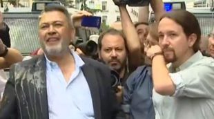 Las cámaras de televisión graban el "huevazo" de los taxistas que ha salpicado a Pablo Iglesias