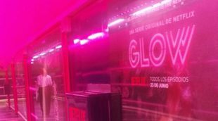 La estación de Metro de Chueca se transforma con una llamativa decoración de 'Glow', serie de Netflix