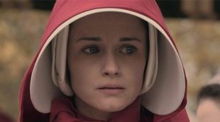 'The Handmaid's tale': Hulu saca a pasear a sus damas de rojo por Los Ángeles en una campaña por los Emmy