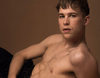 Tommy Dorfman ('Por 13 razones') se desnuda, por dentro y por fuera, en la revista Gaytimes