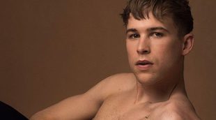 Tommy Dorfman ('Por 13 razones') se desnuda, por dentro y por fuera, en la revista Gaytimes