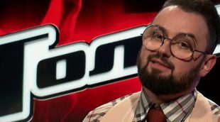 Un participante de 'La Voz Rusia' canta a los pasajeros ante un aterrizaje de emergencia