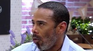 Jeff, en 'First Dates', pide ayuda a las camareras mientras su cita está en el baño: "Sacadme de aquí"