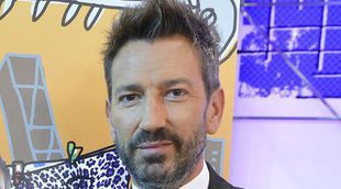 David Valldeperas, presentador en prácticas y director de 'Sálvame', se desnuda en la playa