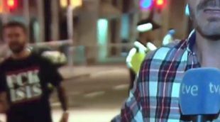 Las redes califican de "héroe" a un joven que se cuela en directo en TVE con una camiseta que pone "FUCK ISIS"