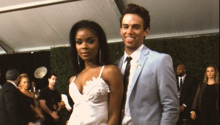 Ajiona Alexus y Brandon Flynn de #13ReasonsWhy juntos en los premios