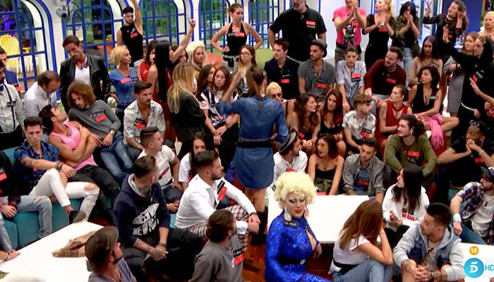 El grupo Podemos de Guadalix de la Sierra organizando una asamblea en la casa de #GHRevolution