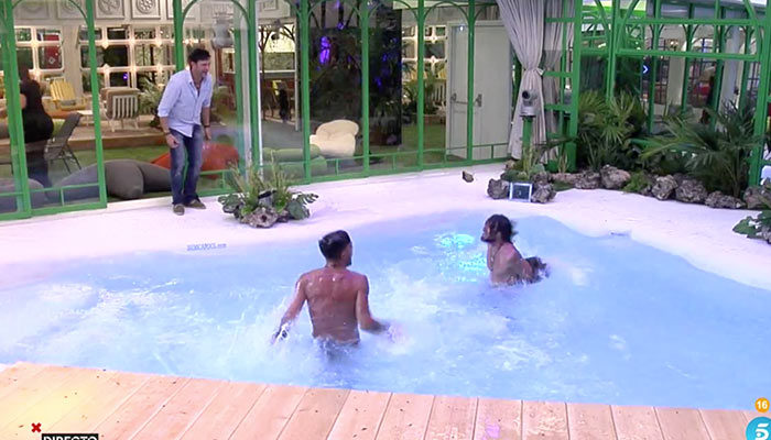 15 personas en la casa y tres descamisados. Que entren los ?ltimos y salga una de testosterona