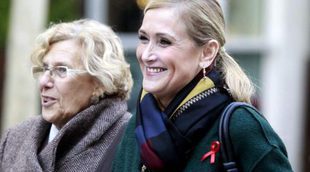 Manuela Carmena y Cristina Cifuentes protagonizan un "erótico" momentazo con Lorena Berdún en Telemadrid