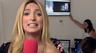 Una redactora de Mediaset apaga rápidamente el televisor con Antena 3 en un directo de 'El programa de AR'