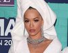 Rita Ora sorprende presentando los MTV EMAs 2017 en albornoz