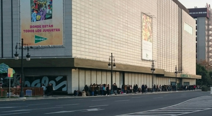 Algunos fans de #OT publican las primeras fotos desde Valencia: la cola ya DA LA VUELTA al edificio