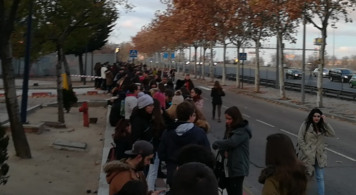 Los fans madrile?os de 'OT' ya comparten sus primeras im?genes en la larga cola para la firma de discos. ?LOCURA!