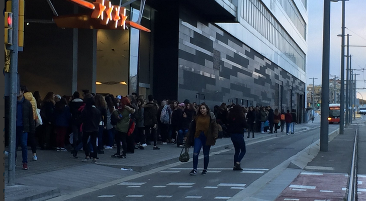 Al igual que en Valencia y Madrid, tambi?n hay largas colas en Barcelona. ?Cuenta atr?s para la firma!