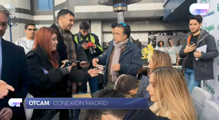 ?La firma de discos de Madrid YA EST? EN MARCHA! Los triunfitos firman mientras suena 'La Revoluci?n Sexual' #OTCam