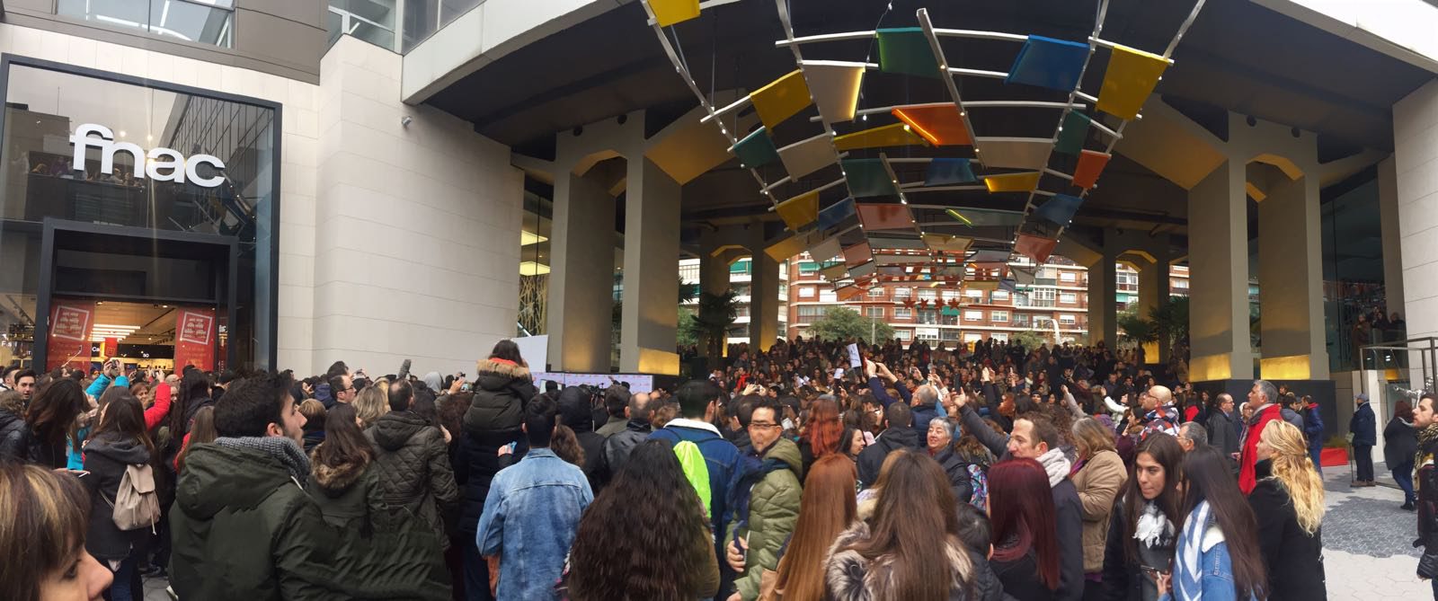 ?As? est? el ambiente en Barcelona! Centenares de personas deseando conocer a sus ?dolos #OTCam