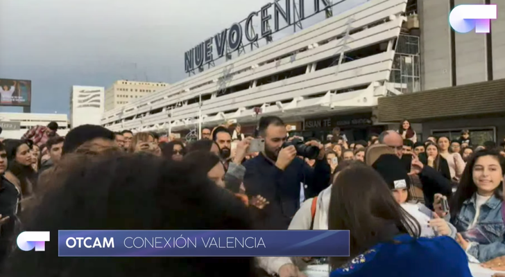 ?Estamos en Valencia cont?ndotelo todo desde la firma de discos! #OTCam