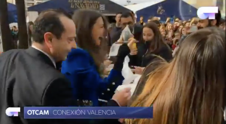 Pues siguen los regalos: a Ana Guerra le han regalado... UN AGUACATE. Ya tiene merienda para la vuelta #OTCam #OT2017