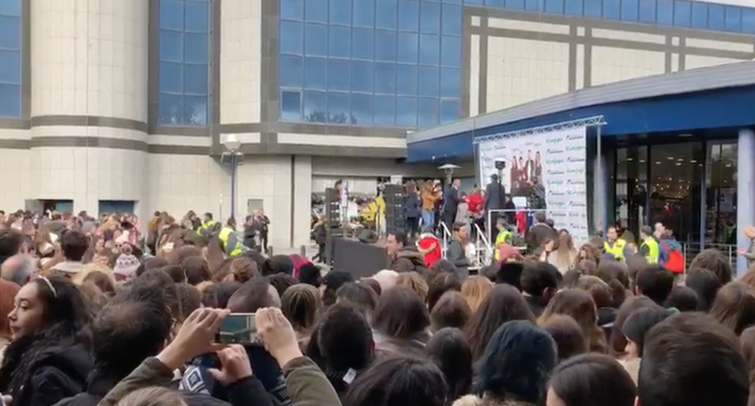 Los fans del programa cantan en Madrid la canci?n