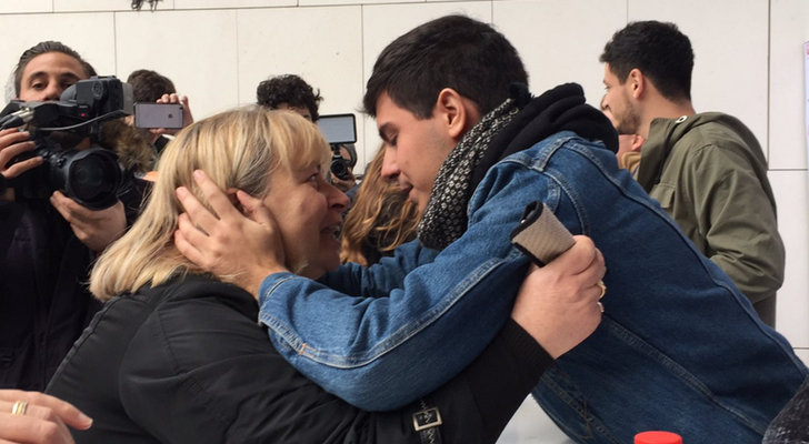 ?Qu? BONITO! As? ha sido el emotivo y precioso reencuentro entre Alfred y su madre en Barcelona #OTCam