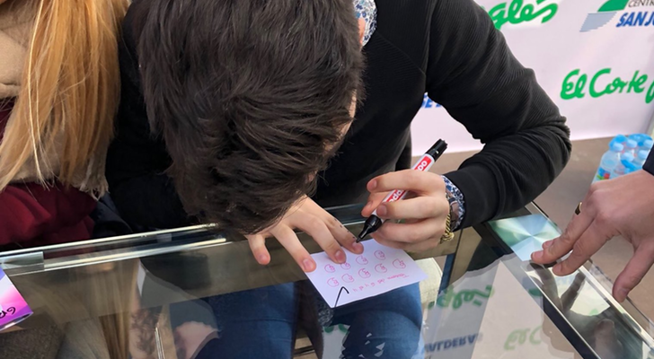 Los fans nos dejan LOCOS: le han tra?do a Roi el Teorema del 6 y el 4... ?Para que lo firme!