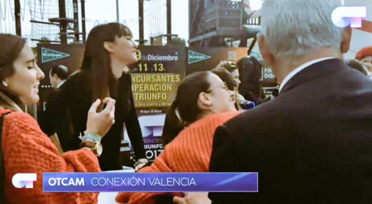 OMG! Las fans de Aitana van con el jersey que siempre luce en la Academia. ?Eso es amor! #OTCam