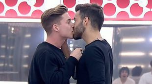 Agoney y Raoul se funden en un beso en la boca en el segundo pase de micros de la gala 7 de 'OT 2017'