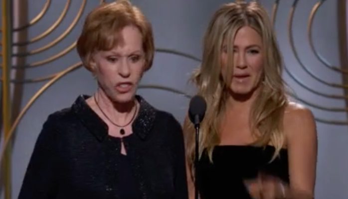 Todos los asistentes se ponen en pie para ovacionar a la maravillosa Carol Burnett. ?ENORME!