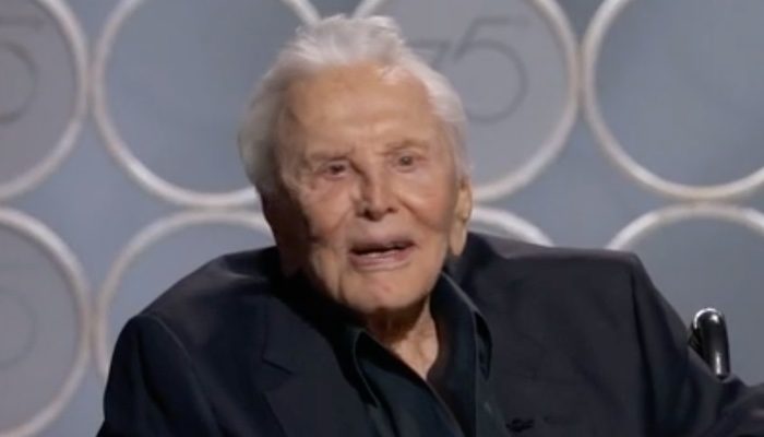 Uno de los grandes momento de la noche: el m?tico Kirk Douglas levanta a todos los asistentes al presentar uno de los premios.