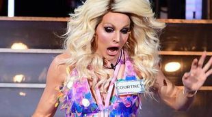 Courtney Act se queda desnuda al tropezarse con su falda en su entrada a 'Celebrity Big Brother'
