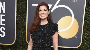 Debra Messing denuncia la brecha salarial en E! delante de una de sus presentadoras durante los Globos de Oro