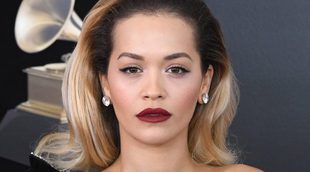 Rita Ora sufre problemas con su vestido en la Alfombra Roja de los Premios Grammy 2018