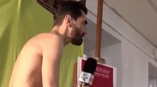 Un reportero de 'Madrid Directo' se desnuda por completo para ser retratado en una clase de dibujo