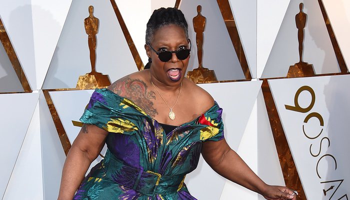 ?Que pare el mundo que Whoopi Goldberg ya ha llegado a la alfombra! ?Os gusta su vestido?