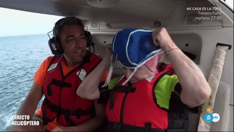 Raquel aprendiendo de Mayte al prepararse para volver a tirarse de la tirolina