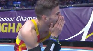 Una reportera comunica en directo a Óscar Husillos su descalificación tras ganar el Mundial de atletismo