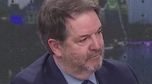 El director del diario ABC sufre una caída en un programa de la televisión argentina en directo: "¡Coño!"
