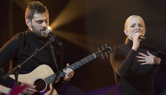 Francia sigue apostando por una puesta en escena sencilla. Madame Monsieur aprovecha todo el espacio que le brinda el escenario.