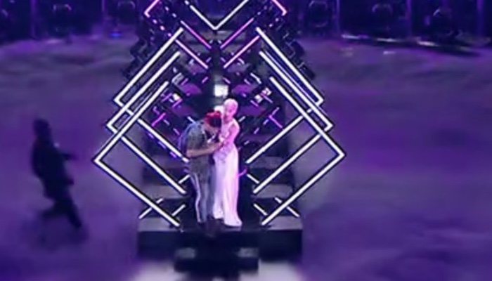 Un espont?neo interrumpe la actuaci?n de Reino Unido